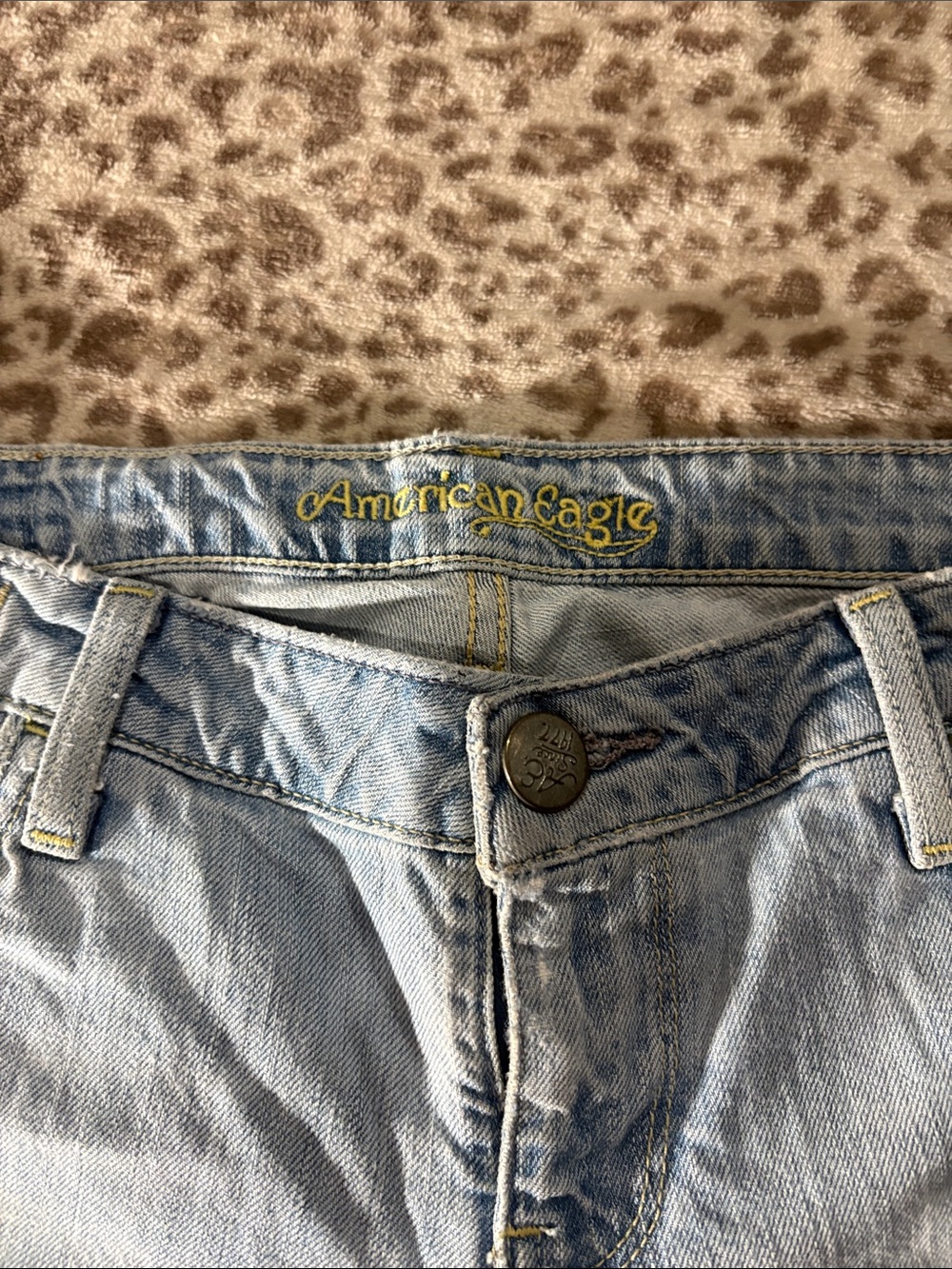 American Eagle Outfitters Light Wash High-Rise Women's Jeans